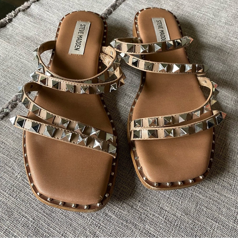 Steve Madden Skyler Studded Flat Sandals, Nude, Size 7.